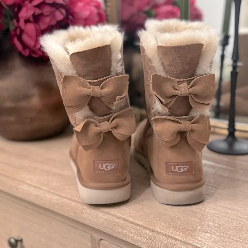 UGG Meilani Short Chestnut Suede/Sheepskin Bow Boots  Sz 10 Women's 1012981